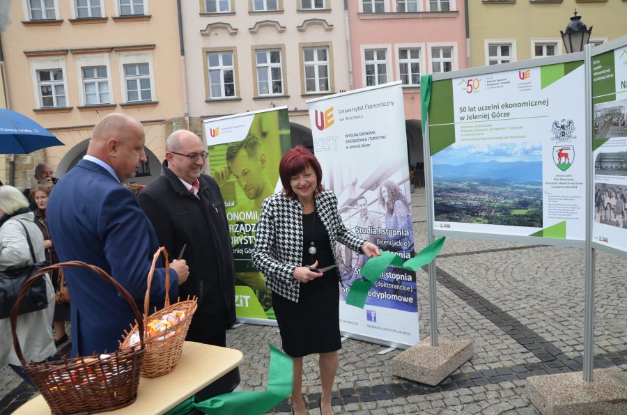 Otwarcie wystawy „50 lat uczelni ekonomicznej w Jeleniej Górze” na Placu Ratuszowym